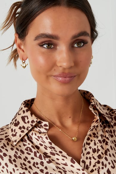 Collar charm redondo con estampado - Color plata h5 Imagen4